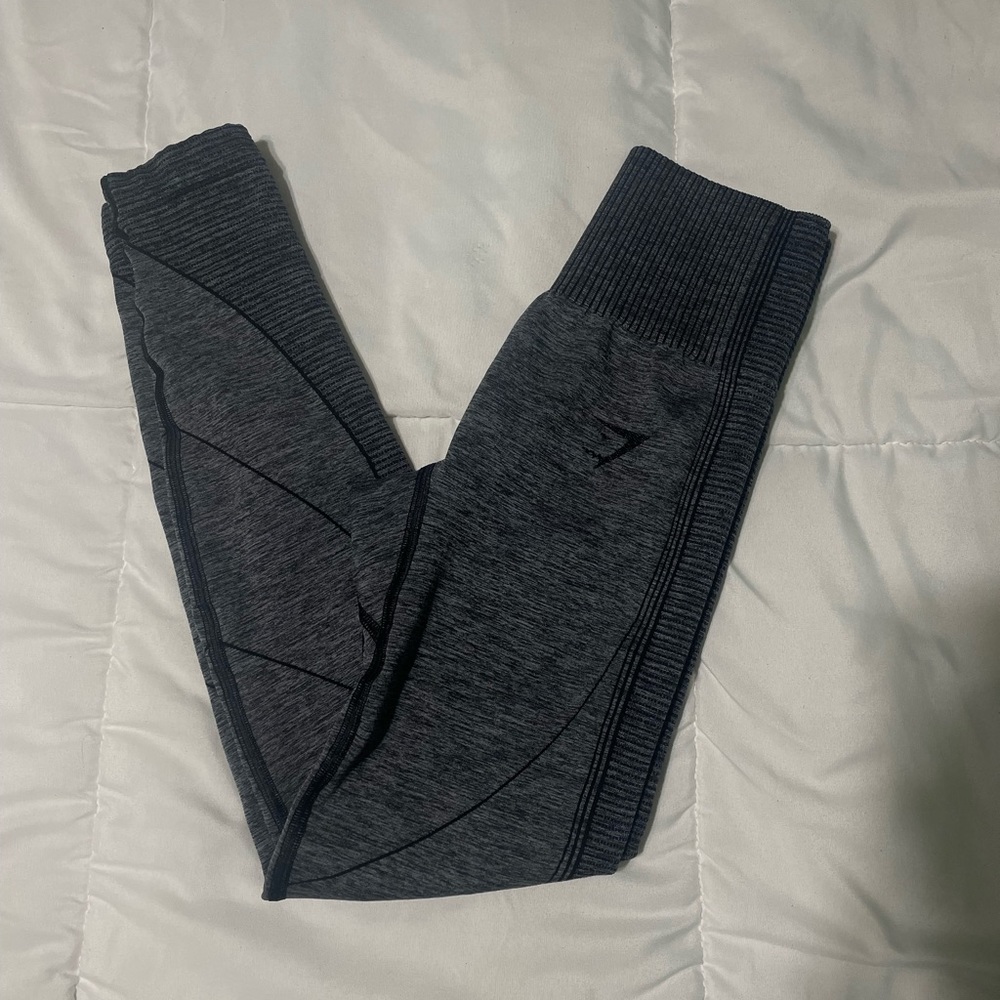 Gym shark leggings